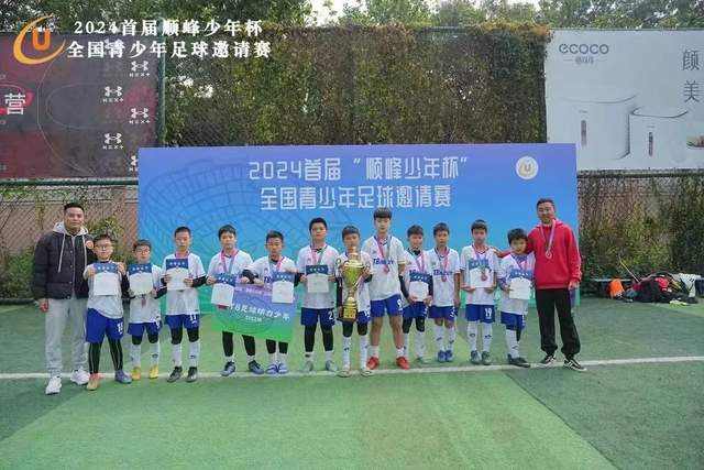 字母哥教小球员：努力之外还需掌握跑位和传球技巧